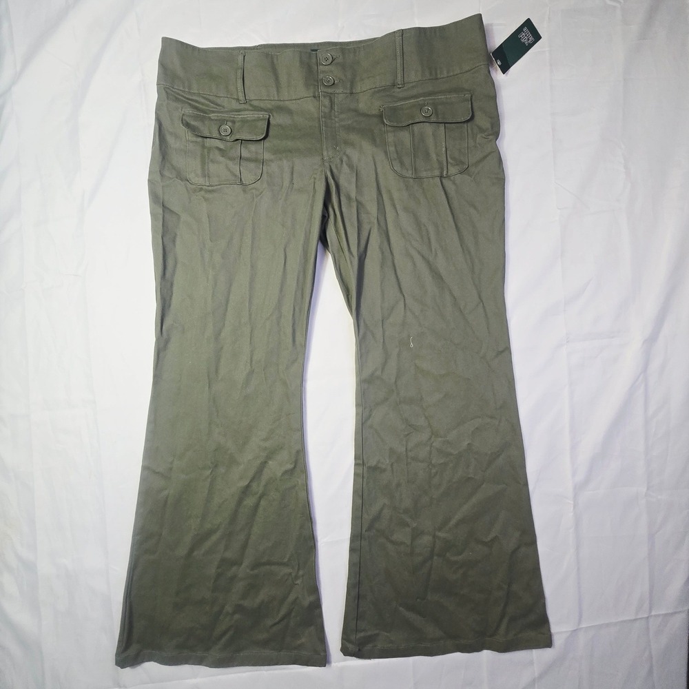 Wild Fable Women's 17 Cargo Flare Pants Size 17 Olive Green Utility Pockets P84